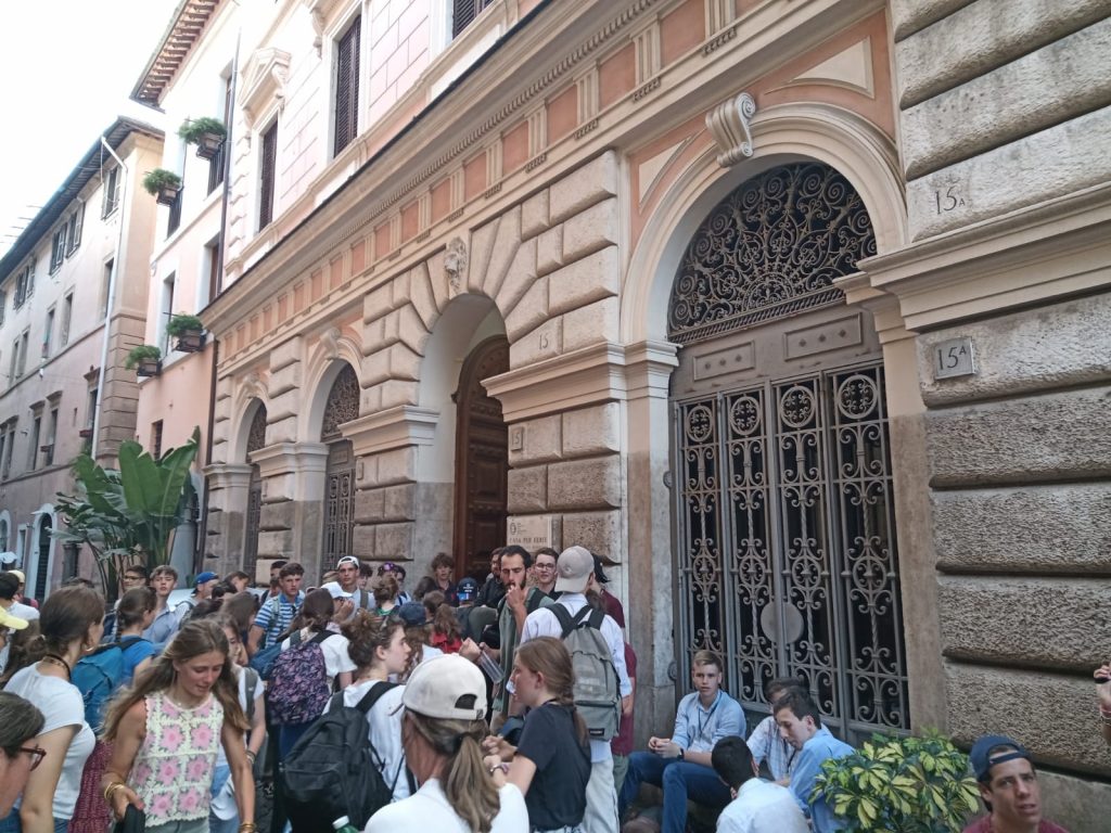 Arrivée devant l'hôtel