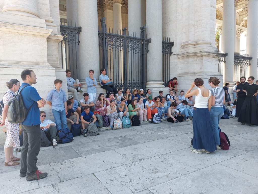 Exposé avant la visite puis la messe à Saint Paul hors les murs